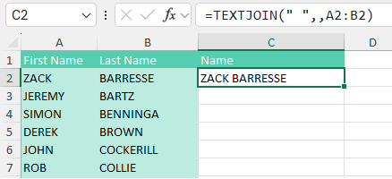 Имена в столбцах A и B. В ячейке C2 формула объединяет имя из A2, пробел и фамилию из B2. Цель — скопировать эту формулу вниз.