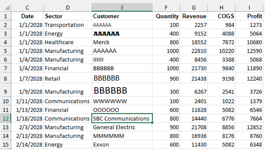 Столбец E содержит различные имена клиентов разной длины. Шрифт и его размер различаются в каждой ячейке.